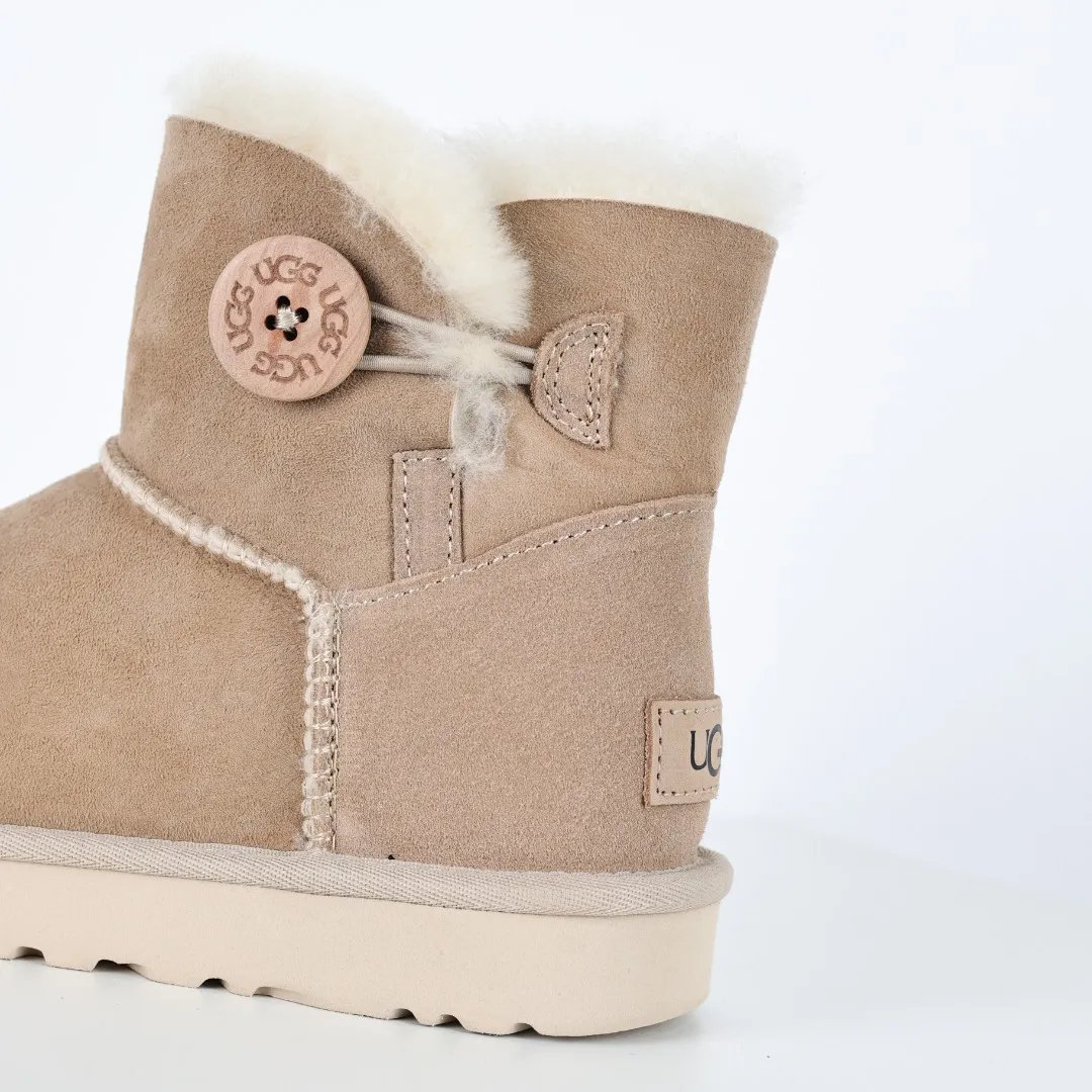 Pick up locally 💰560 Core recommended good price It is a very suitable choice for home furnishings. In the new year, uug launched a series of styles, which are partial to the preferences of young consumers and have also moved to the forefront of fashion trends. Shoe body material: water-repellent coated suede upper, 17 mm UGGPURE™ implantable wool insole, lightweight non-slip and comfortable rubber outsole, with brand LOGO and trademark, with full packaging Size: 35 36 37 38 39 40